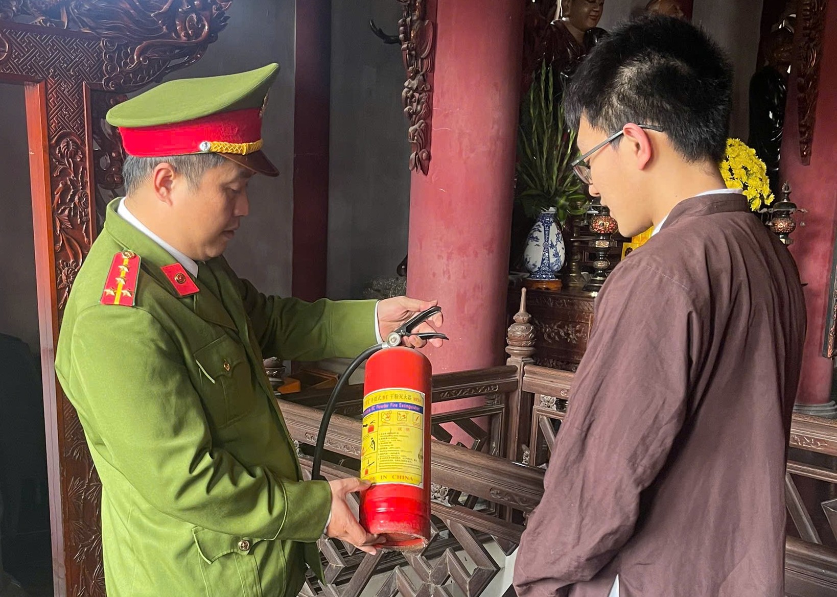 Phòng Cảnh sát PCCC và CNCH: Kiểm tra, hướng dẫn phòng cháy, chữa cháy tại chùa Đỏ (Hải Phòng)